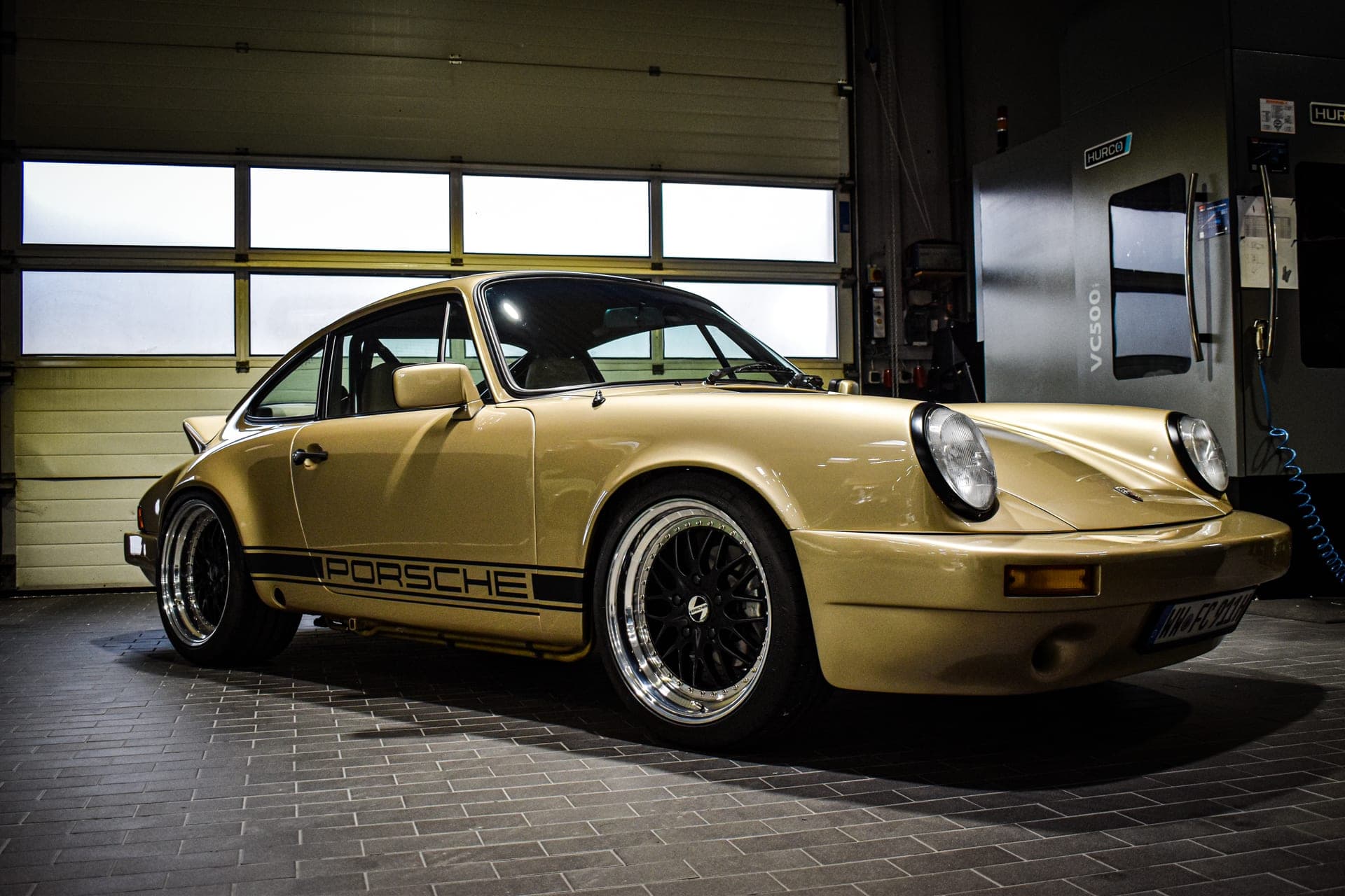 Klassischer Porsche 911 in Gold im Aufbau