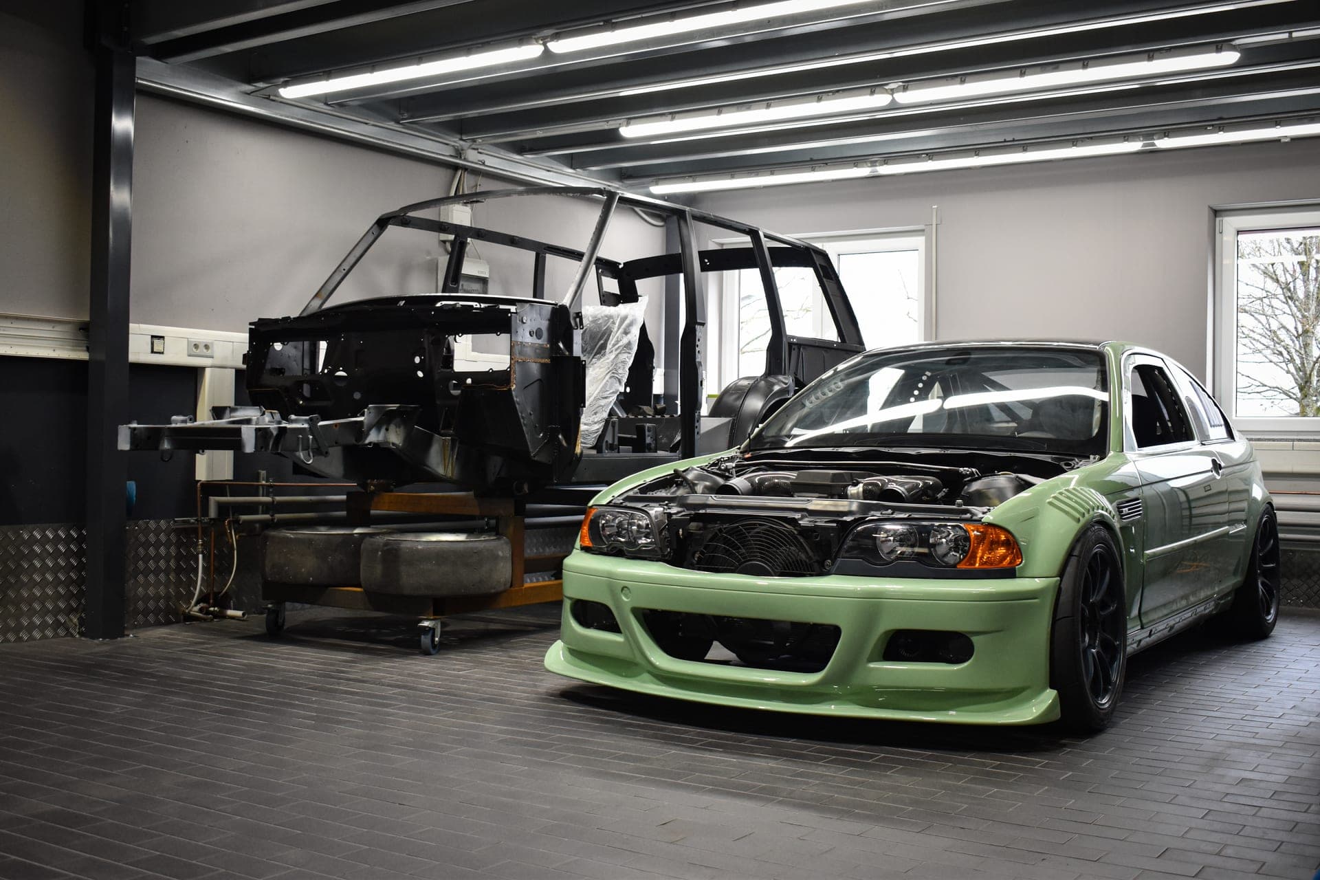 Grüner BMW E46 M3 Tracktool im Aufbau