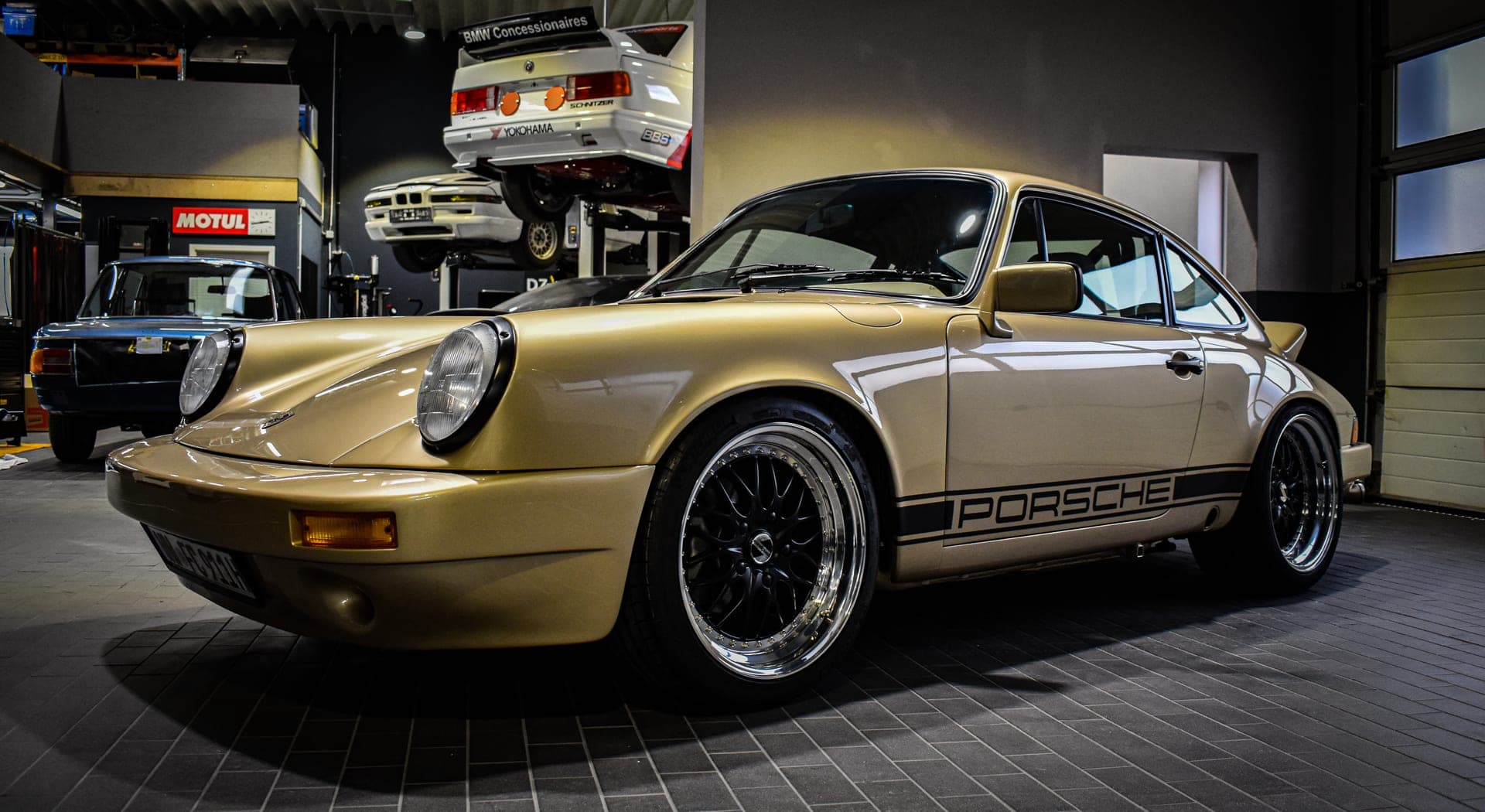 Restaurierter Porsche 911 in Gold in der Werkstatt