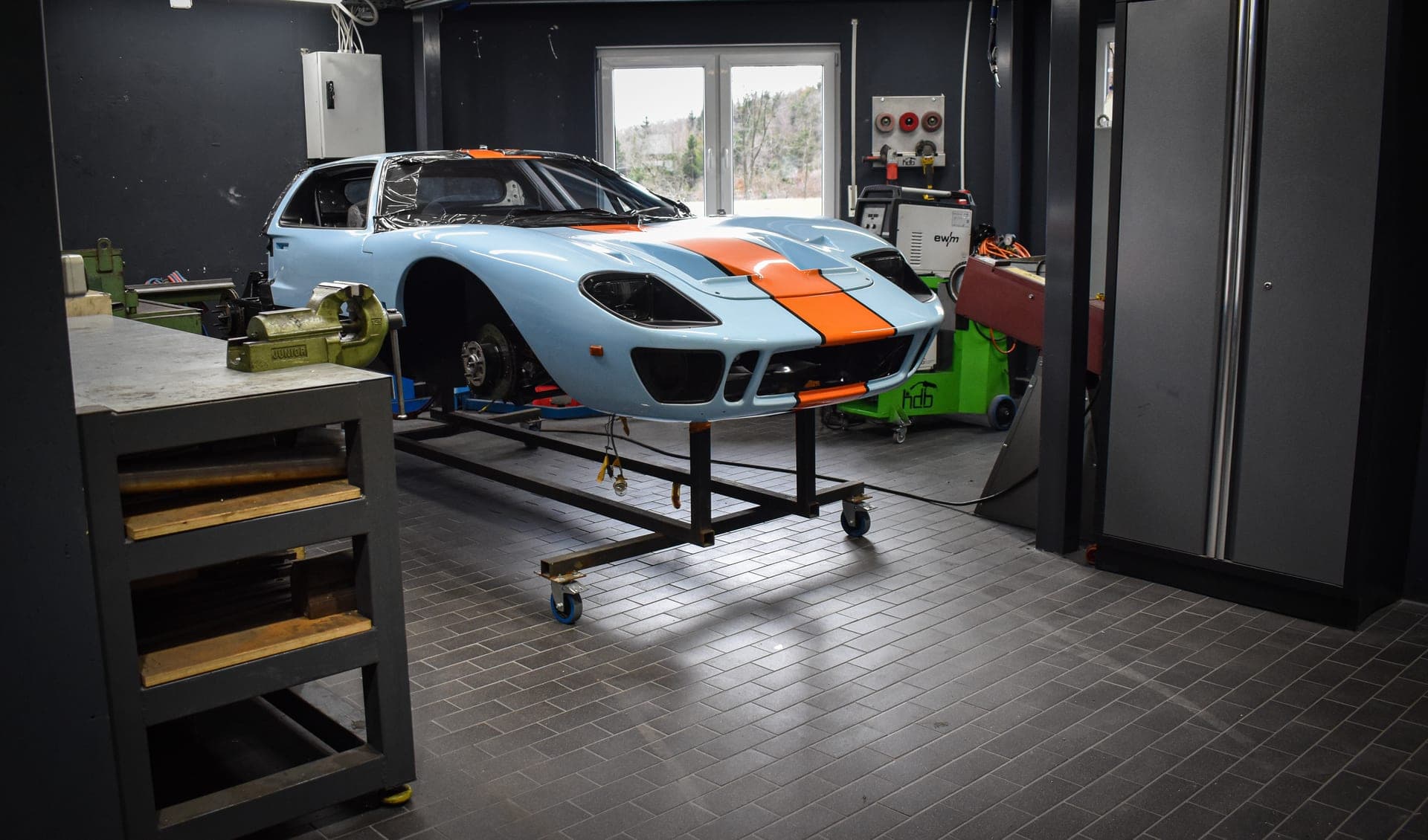 Ford GT40 in Gulf-Lackierung während der Restauration
