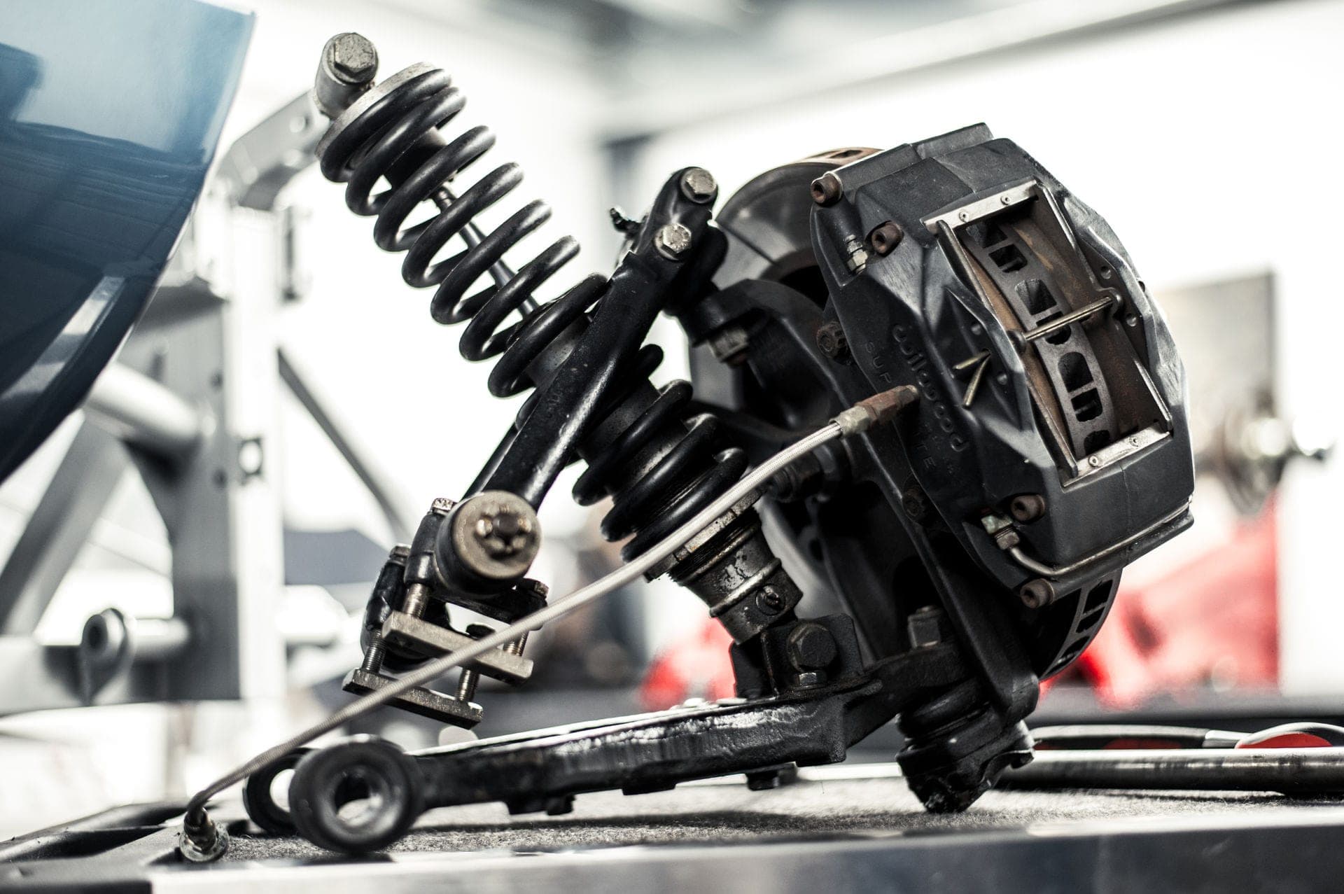 Bremssattel und Fahrwerk eines klassischen Rennwagens